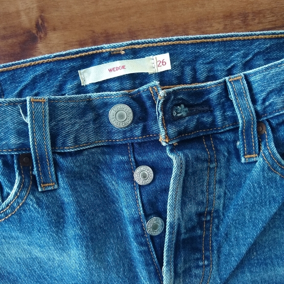 Levi's premium SF wedgie distressed jeans - Picture 7 of 9